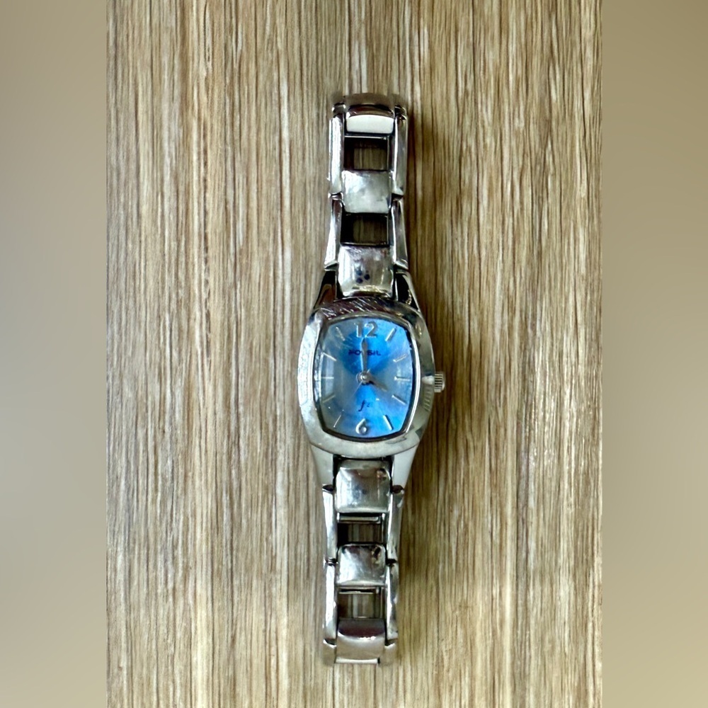 RARE PRETTY LADIES FOSSIL F2 SILVER WATCH NEW BATTERY ES-9596 SILVER BAND
